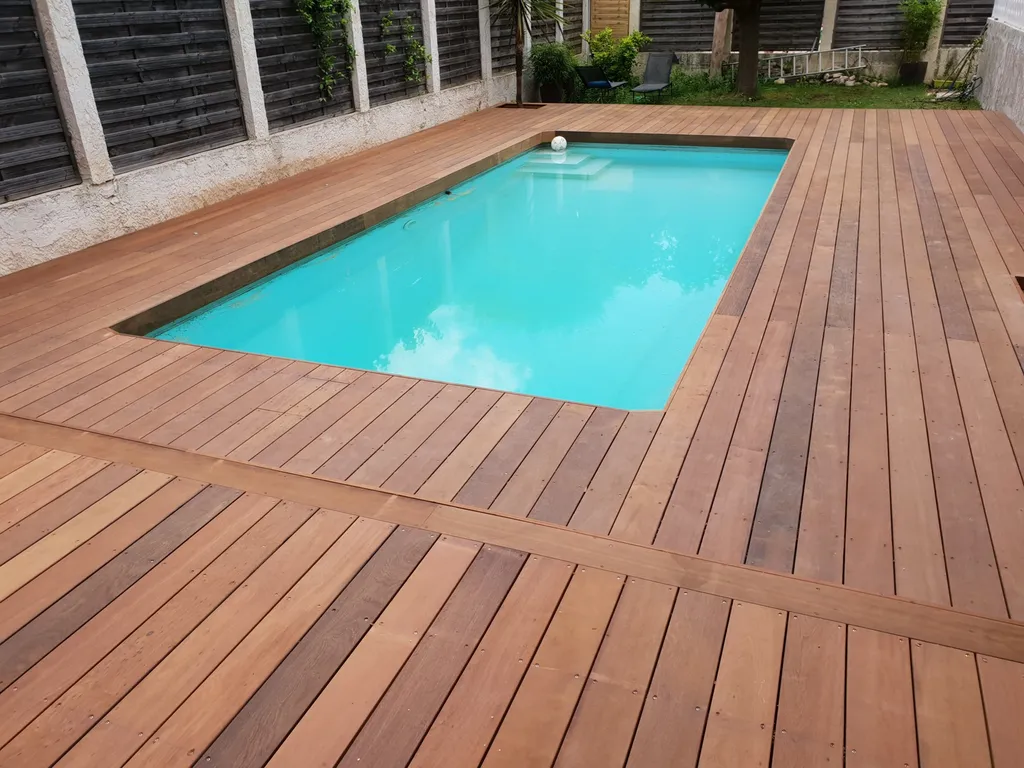 Tour de piscine en itauba Bouc Bel Air