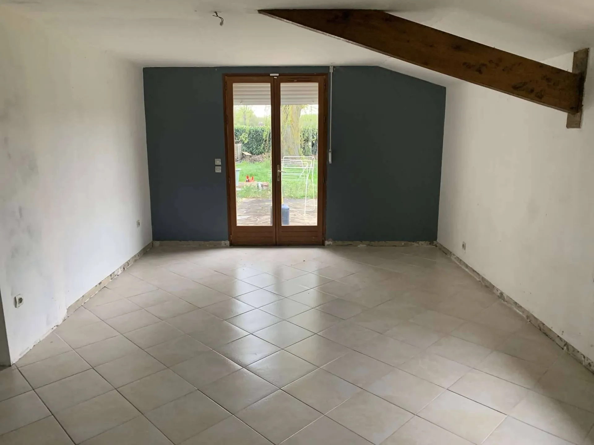 Située à 10 mn au sud de LISEUX (commerces et gare SNCF), l'agence immobilière TERRES ET DEMEURES DE NORMANDIE à LISIEUX 14100 - 41 Avenue Victor HUGO, vous propose d'acquérir cette propriété située en pleine campagne tout en étant facile d'accès.