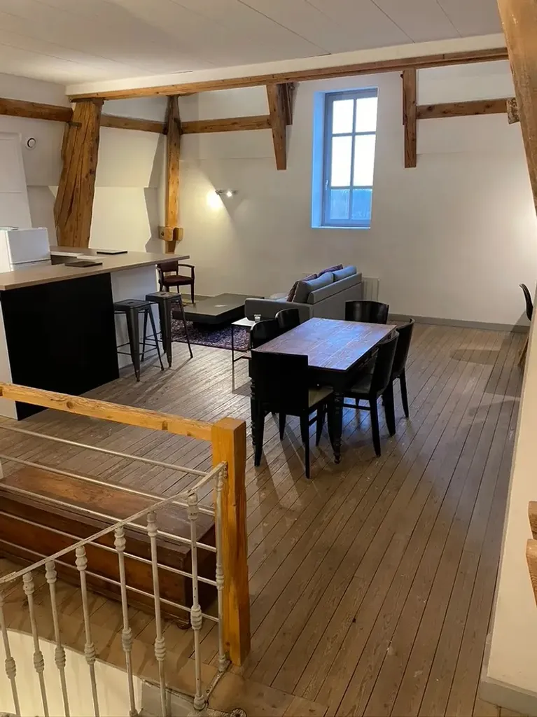 T3 duplex de caractère avec poutres apparentes aux portes de Lyon
