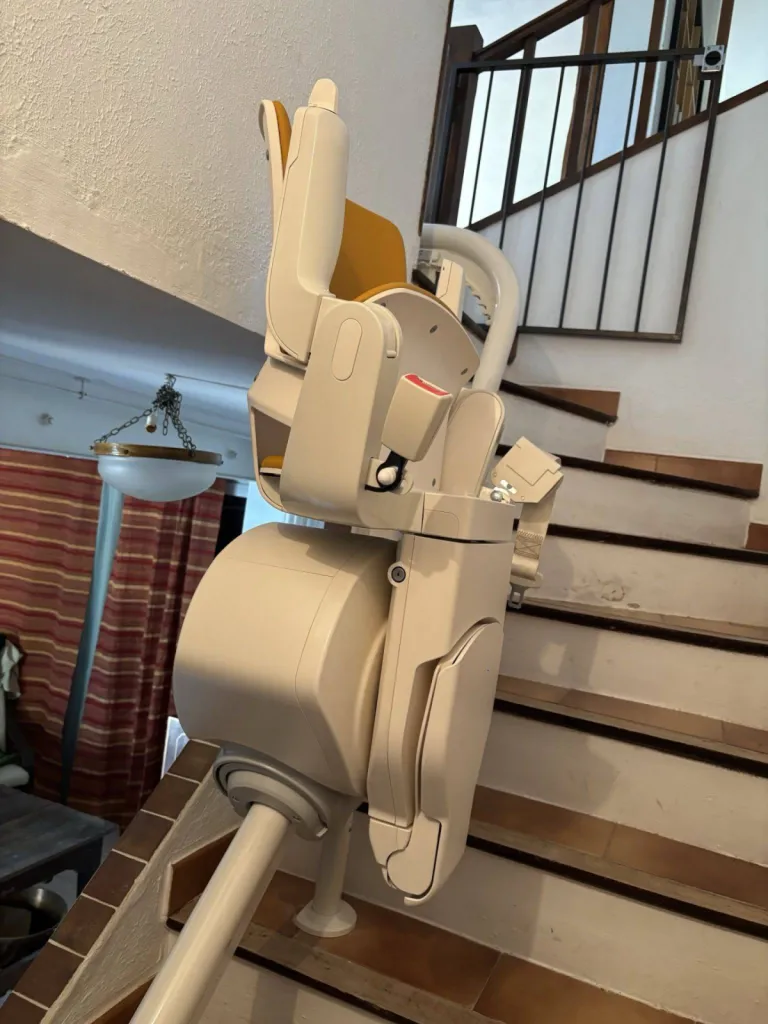 Encombrement minimal pour ce fauteuil monte escalier OTOLIFT Smart dans cet escalier intérieur 2/4 tournant entre Manosque et Forcalquier