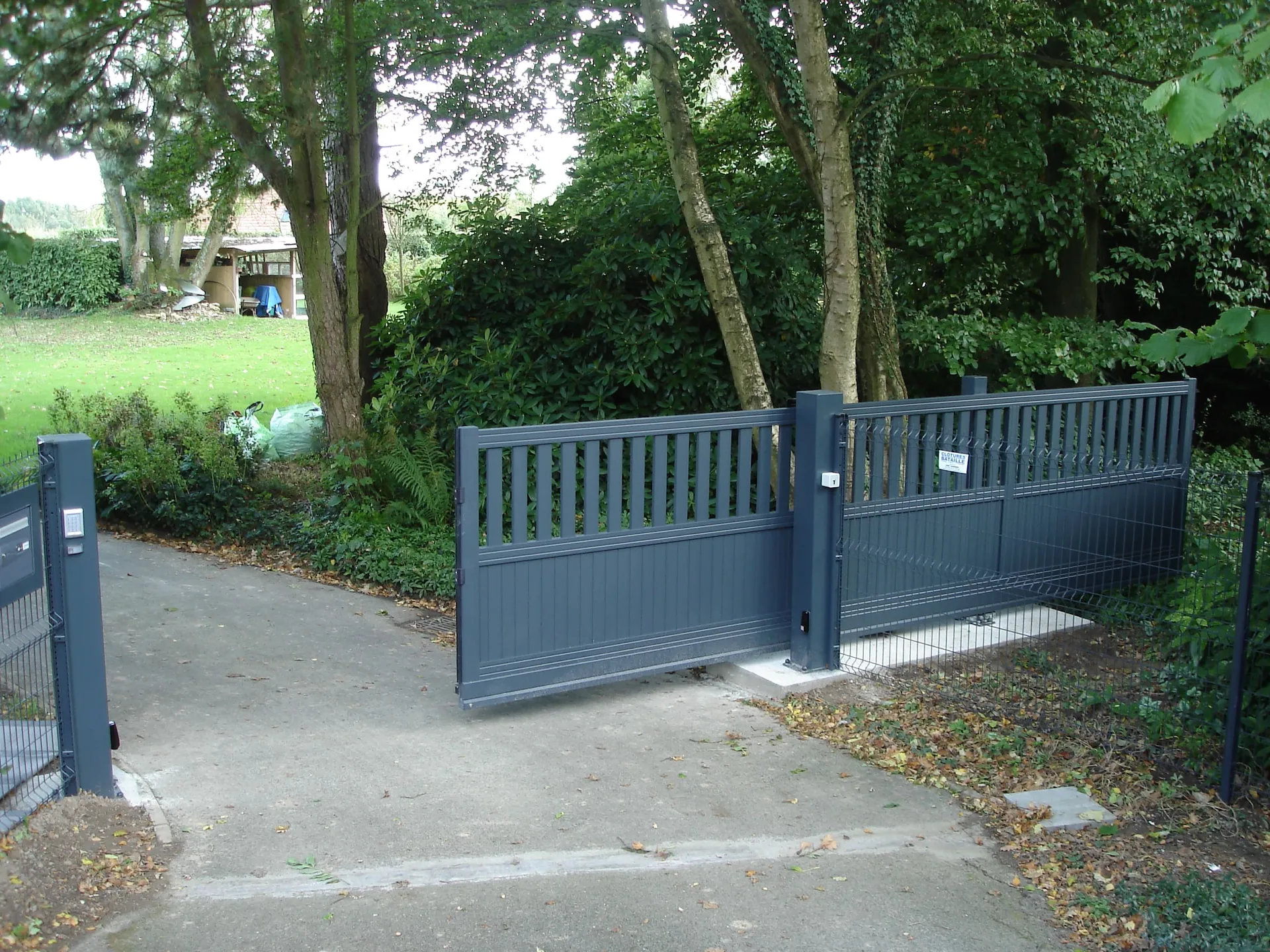 Installation de Portail Coulissant Autoportant Motorisé Design, Modèle Aluminium Sur-Mesure à Beuzeville dans l'Eure 27 et Pont-Audemer