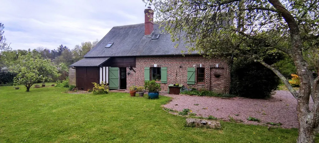 A vendre, à 15 min à pied du centre de VIMOUTIERS (61120), dans un cadre calme et sans vis-à-vis, authentique maison normande rénovée avec goût et ses deux gîtes. Idéal pour un projet d’accueil ou maison de famille.