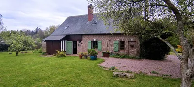 A vendre, à 15 min à pied du centre de VIMOUTIERS (61120), dans un cadre calme et sans vis-à-vis, authentique maison normande rénovée avec goût et ses deux gîtes. Idéal pour un projet d’accueil ou maison de famille.