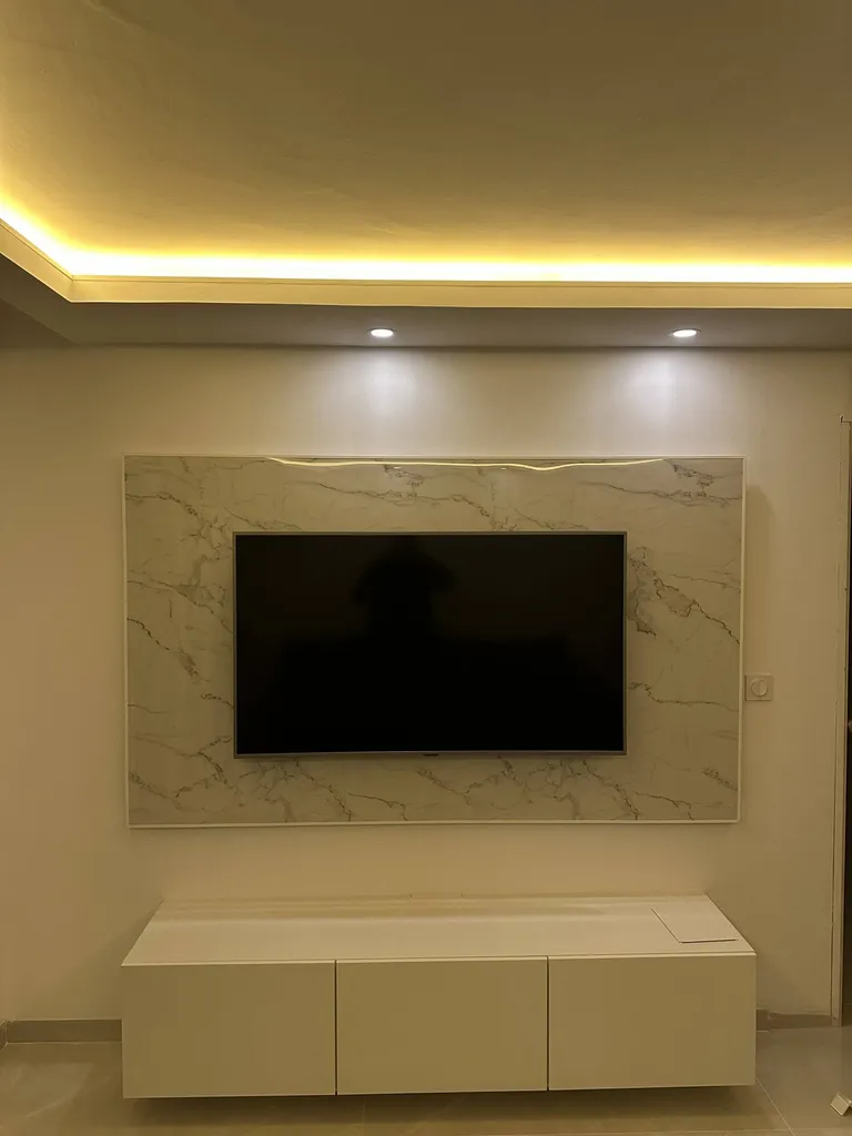 Pose de placo et création meuble TV suspendu avec plafond décoratif à Sanary-sur-Mer 83