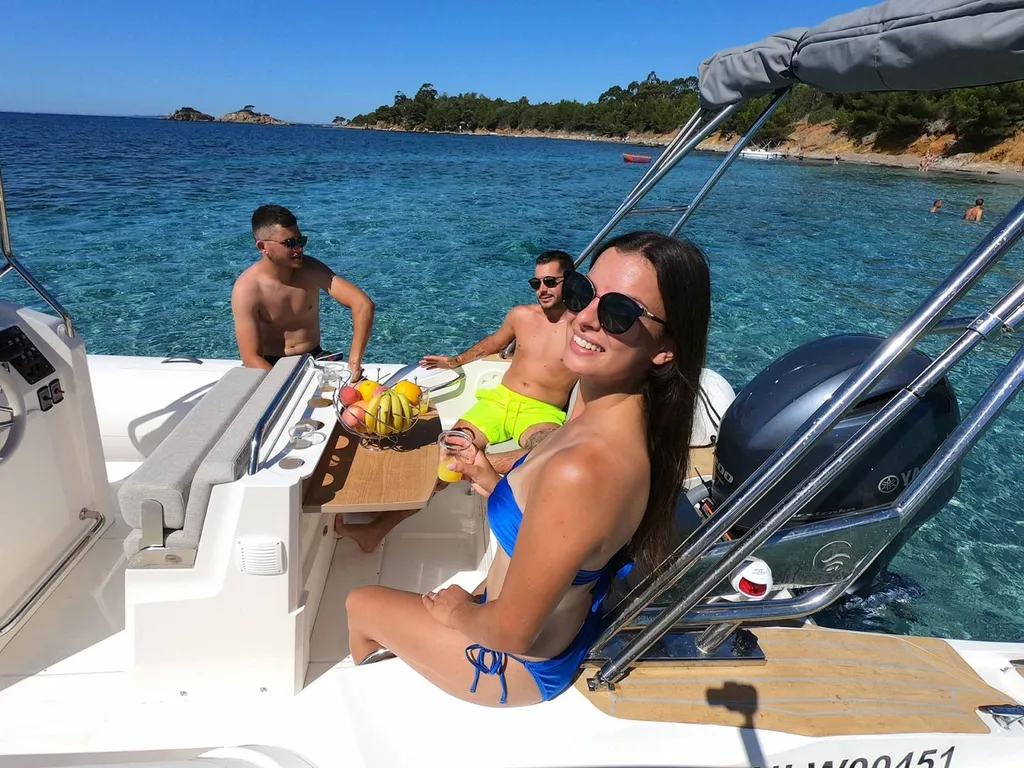 Tempest 700 Open neuf de 2021 à louer en partance de Bandol