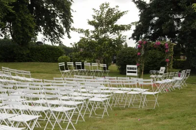Votre Wedding planner pour une organisation de mariage sans stress dans le parc d'un élégant Château en Bourgogne