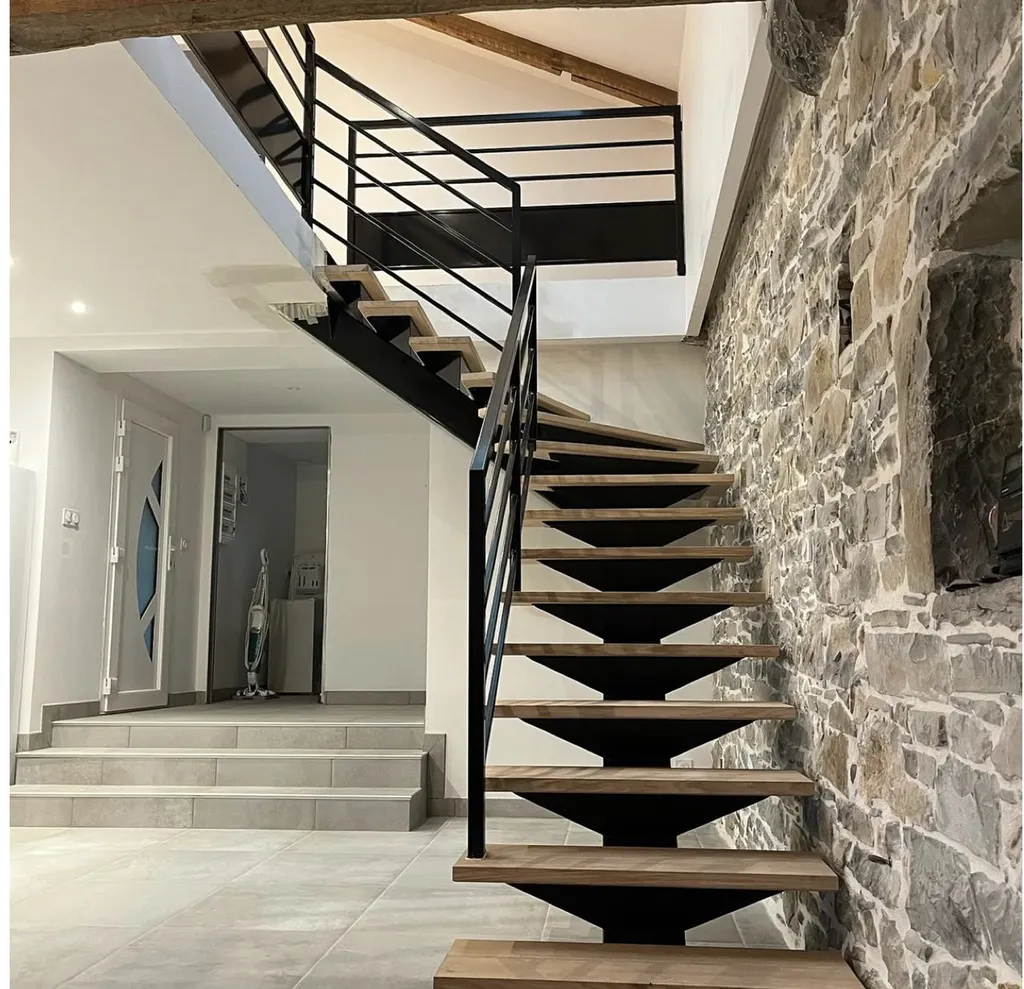 Fabrication d'un escalier droit à limon central et marches en bois à Toulouse