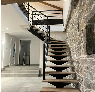 Fabrication d'un escalier droit à limon central et marches en bois à Toulouse