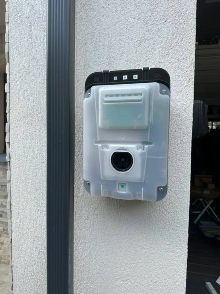 Pose de borne de recharge pour véhicule électrique à domicile avec Provence Energie Solaire Services à La Ciotat
