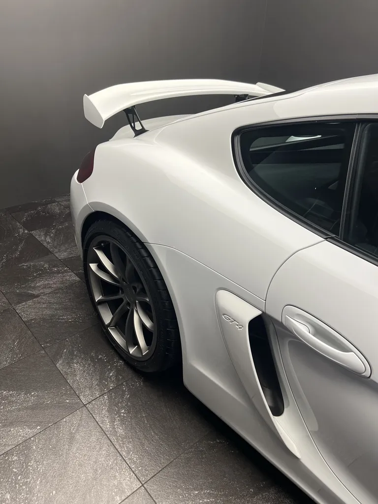 Une protection complète grâce à la pose de film PPF sur cette 718 Cayman GT4 chez DSP Service Le Mans