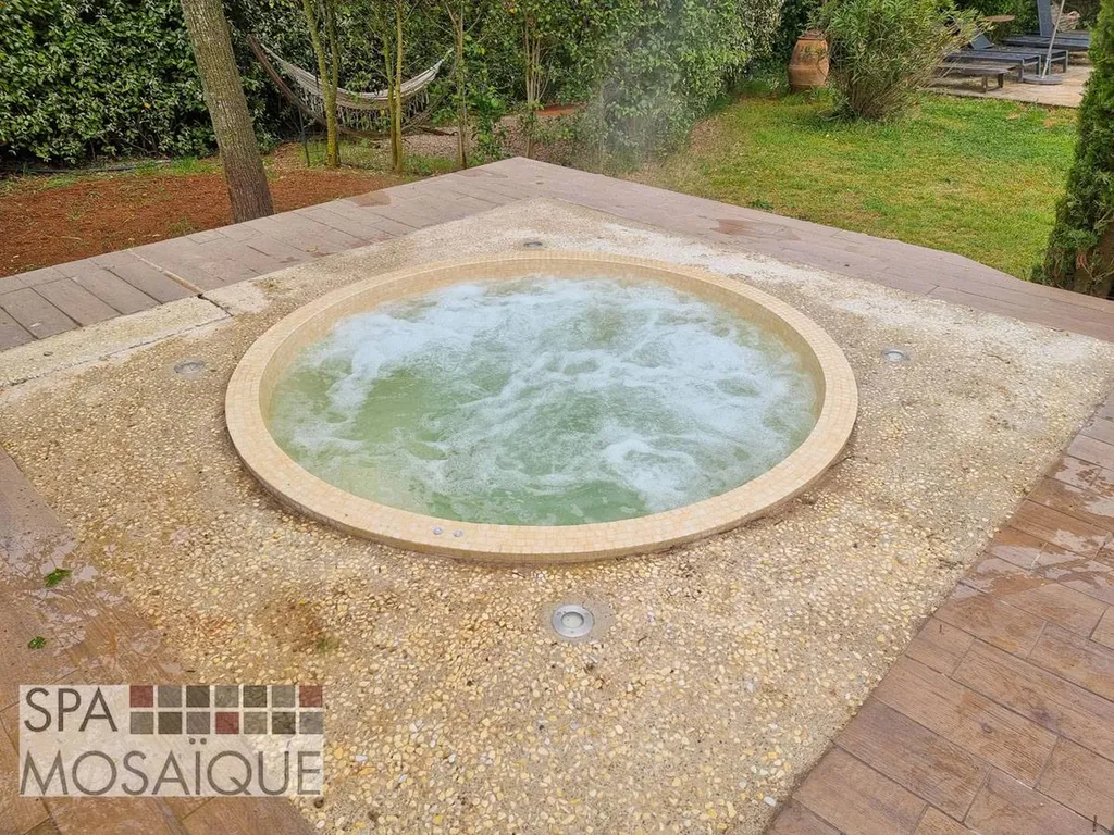 Un spa mosaïque carrelé encastré dans une terrasse en béton à Aix-en-Provence