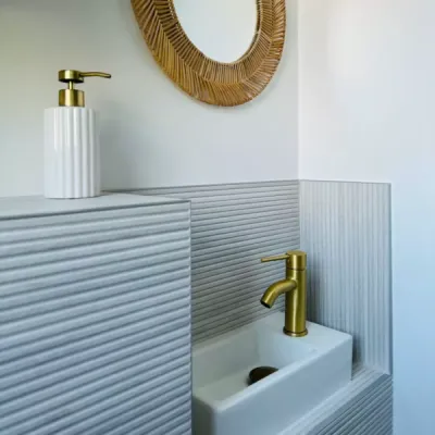 Salle de bain élégante et moderne pour maison contemporaine, par l’Atelier D. architecte d’intérieur à Bordeaux