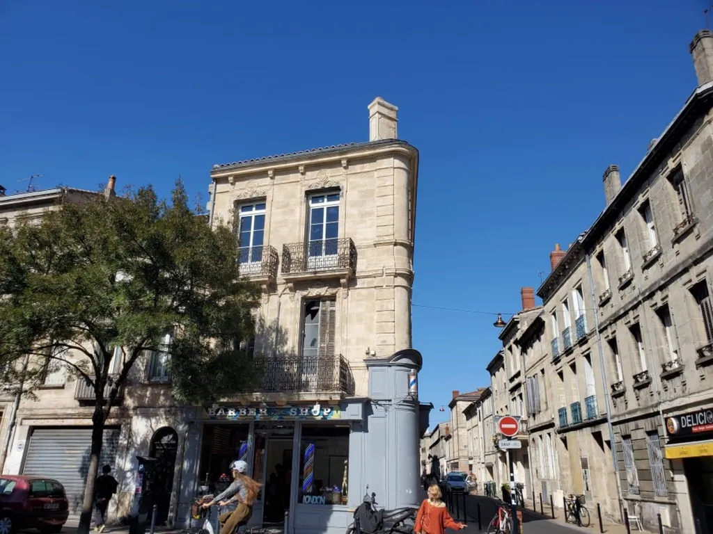 Renovation en cours avec la pose de fenêtres bois sur Bordeaux