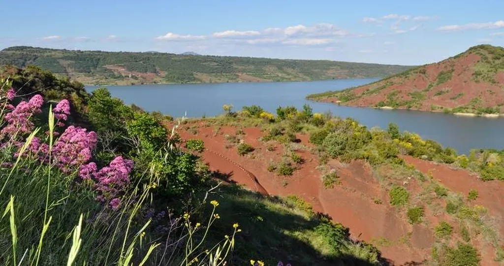 Le Lac du Salagou proche de Vias-Plage station balnéaire bord de mer