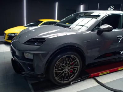 Détail de la Porsche Macan après un polissage complet, préparant la carrosserie à recevoir une couche de protection supplémentaire pour une finition éclatante.