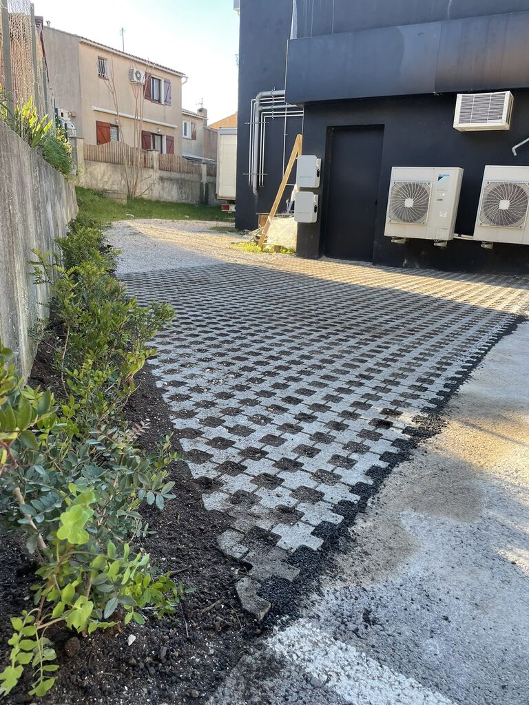 Pose de dalles BétoGreen pour stabilisation écologique et aménagement de parking végétalisé à La Valette-du-Var
