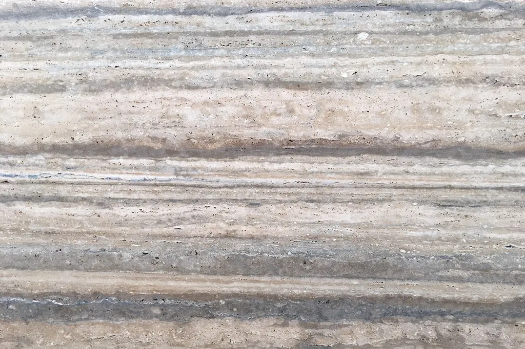 Travertin gris Silver : pierre calcaire italienne aux nervures grises pour aménagement intérieur