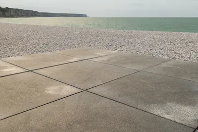 Revêtements béton écologiques à Lyon 69 : dalles recyclées hydrofuges et résistantes pour aménagements extérieurs esthétiques