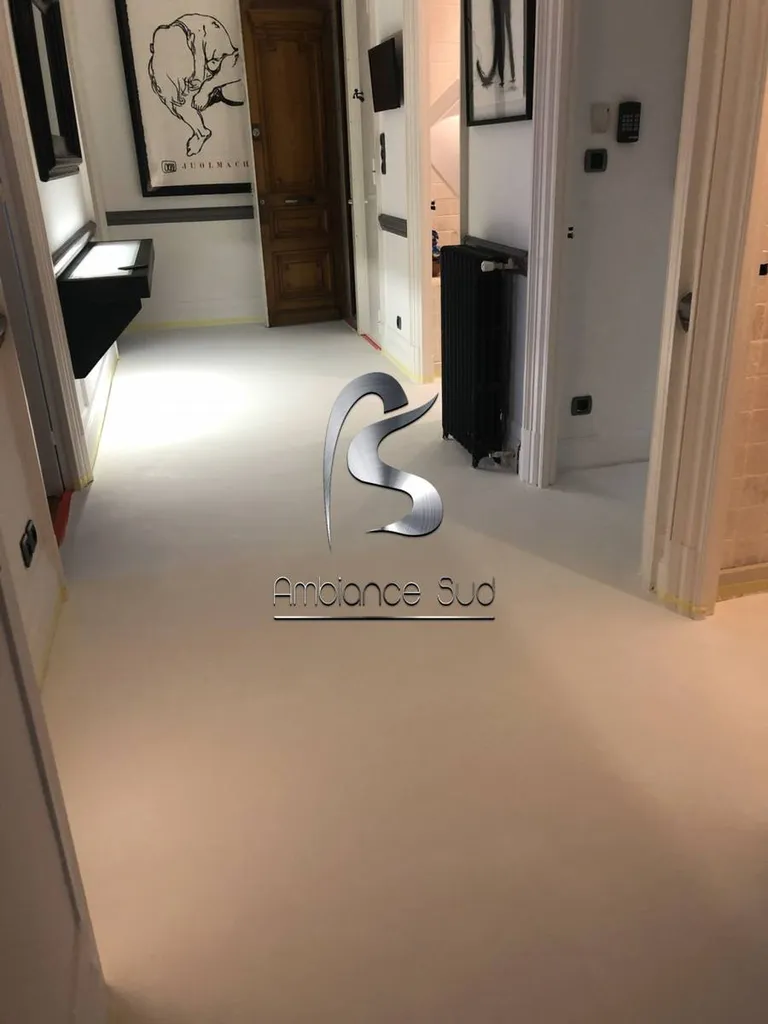 Rénovation d’un sol en béton ciré taloché blanc pour moderniser une maison à Nice dans le 06