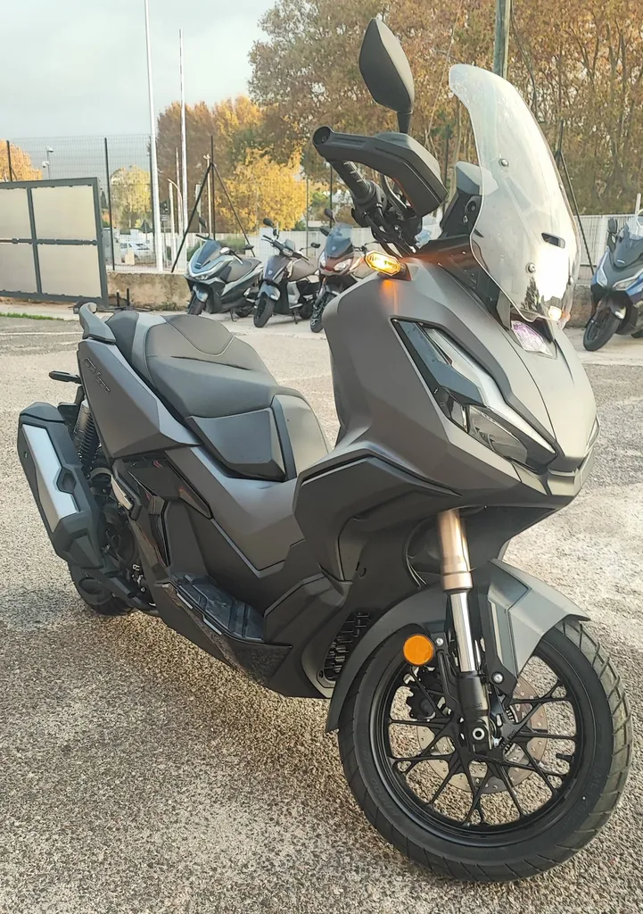 HONDA ADV 350 du 03/2023 avec 6400 km.