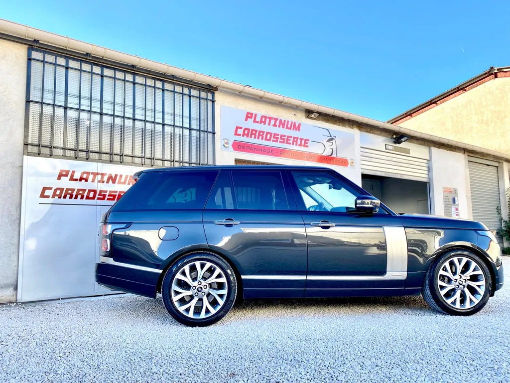 Accrochage à La Ciotat sur un Range Rover Vogue réparé à Carnoux dans notre atelier spécialisé en carrosserie SUV haut de gamme
