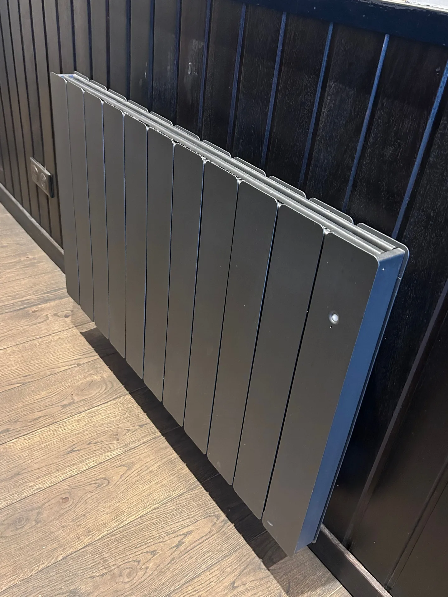 Radiateur à inertie avec détection de présence installé à Lyon pour optimiser la consommation d’énergie