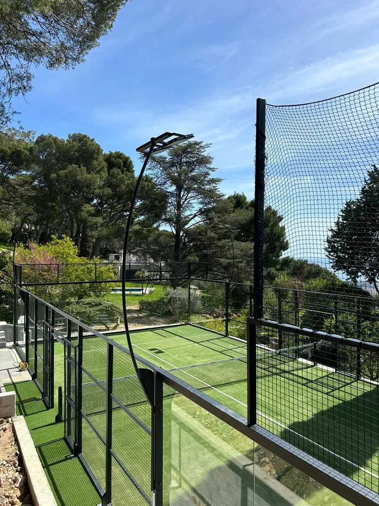 Construction d'un terrain de padel de luxe sur mesure à Toulon dans une montagne remplies de roche