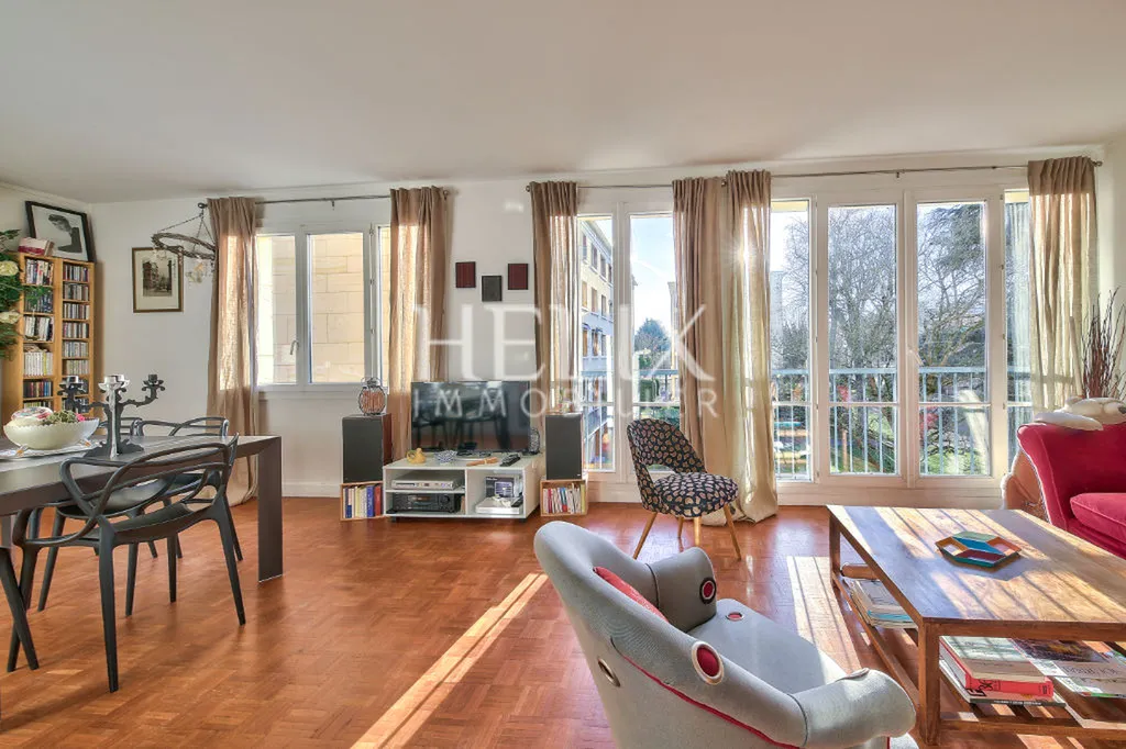 Magnifique appartement traversant de 4 pièces à Saint Germain en Laye, une triple exposition, lumineux et ensoleillé, ascenseur et parking privé dans la résidence proche RER A.