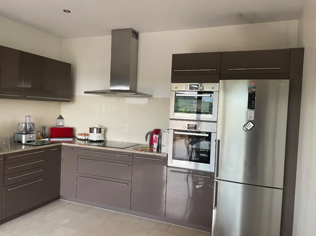 Cuisine entièrement rénovée de 16 m² avec mobilier contemporain et plan de travail en granit à Collonges-au-Mont-d’Or (Rhône – 69)