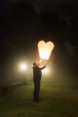 Un élégant et original lâcher de lanternes pour une animation de mariage dans un château près de Paris