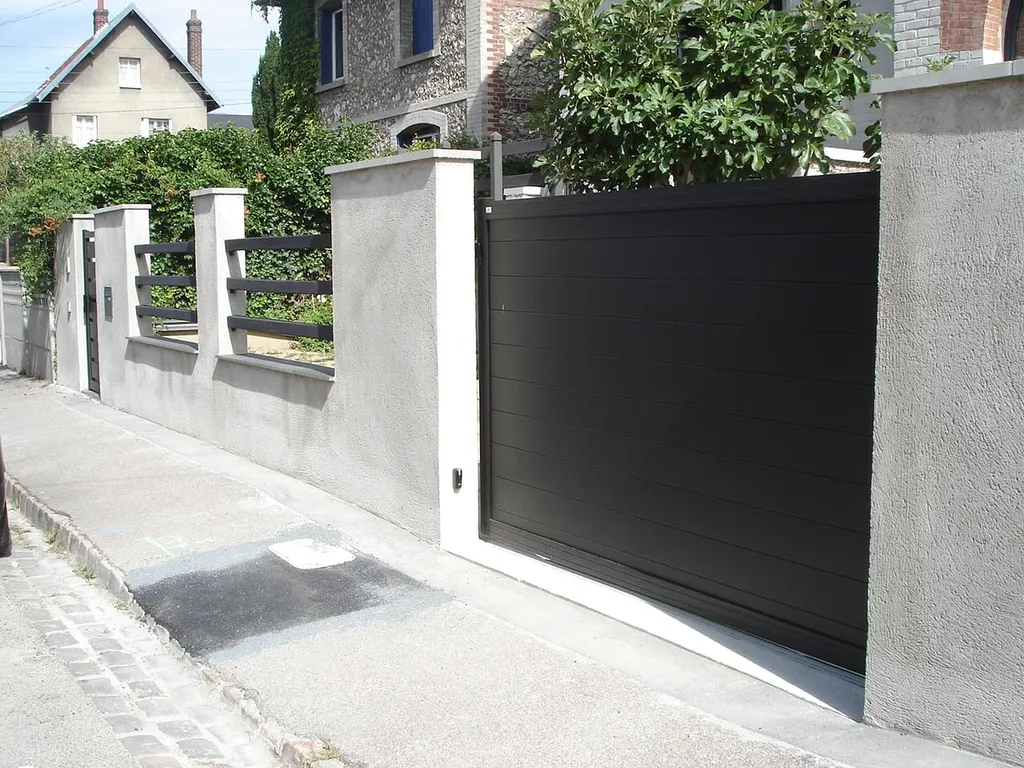 Installation de Portail en aluminium coulissant motorisé, Design contemporain et Fermetures automatiques à Caen dans le Calvados 14 et ses Alentours