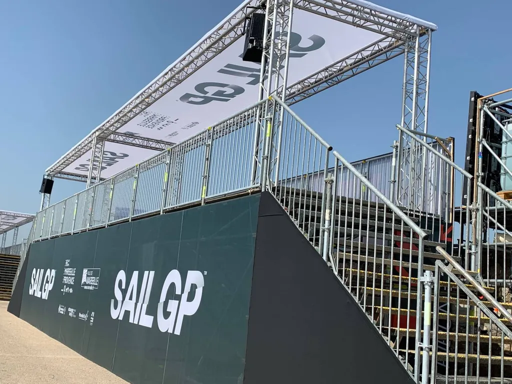 Installation de ponts lumière et structure en aluminium avec bâches microperforées pour un événement nautique international au J4 à Marseille