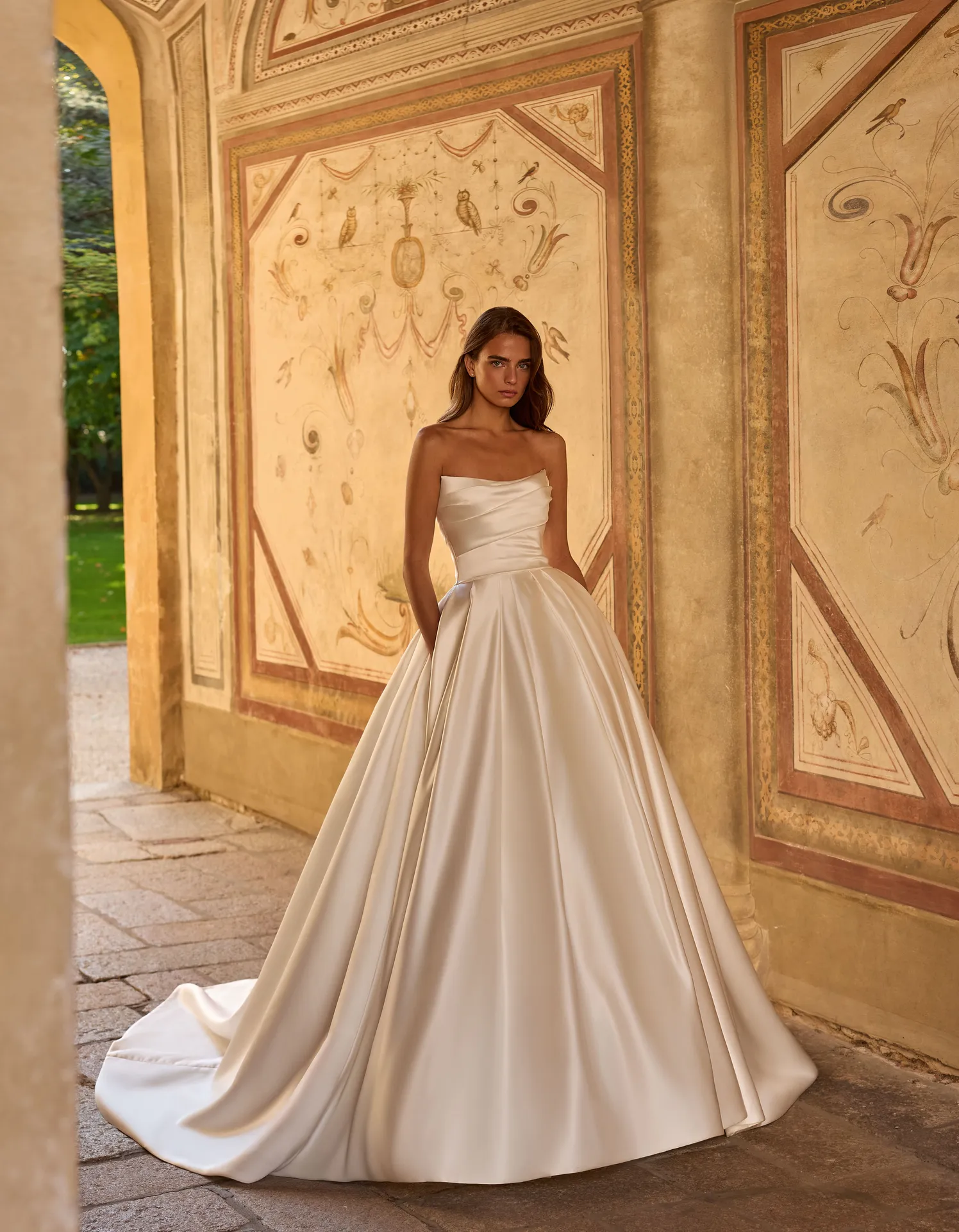 Robe de mariée princesse minimaliste en satin de Mikado Alberto Palatchi modèle SELENA 2027 Igilles Aix-en-Provence