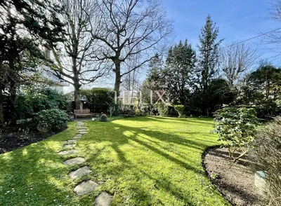 Helix Immobilier vous propose à la vente une charmante maison au Vésinet avec un agréable terrain de 700m²