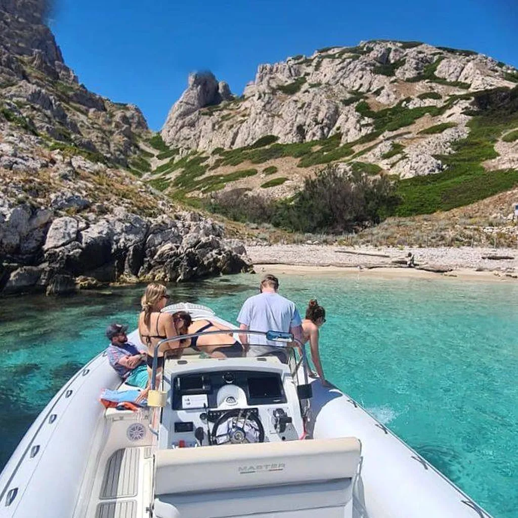 Skipper professionnel guidant une excursion dans la Calanque d’En-Vau avec l’Eden Boat.