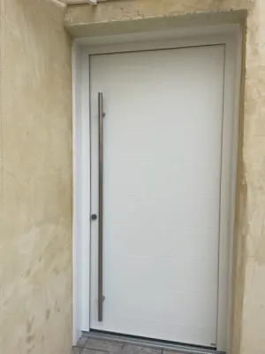 Installation d’une porte d’entrée blanche moderne à Langon