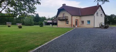 A vendre, à 5 minutes de la gare de MEZIDON-CANON (14270) et à 30 minutes de CAEN (14000) et de CABOURG (14390), propriété équestre de caractère avec forage, paddocks, hangar et maison familiale.