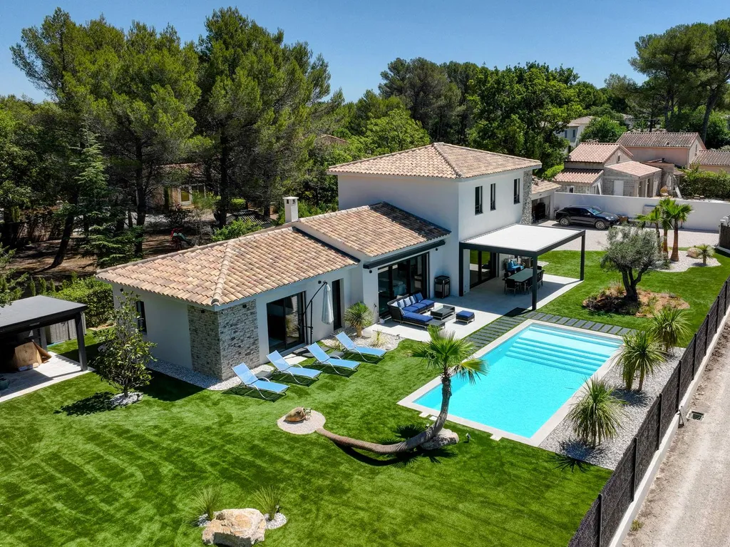 Notre zone d'activité pour ce serviceVilla contemporaine avec grandes ouvertures à Eygalières en plein cœur de la vallée des Baux : transparence totale et menuiseries minimalistes pour une immersion dans la nature