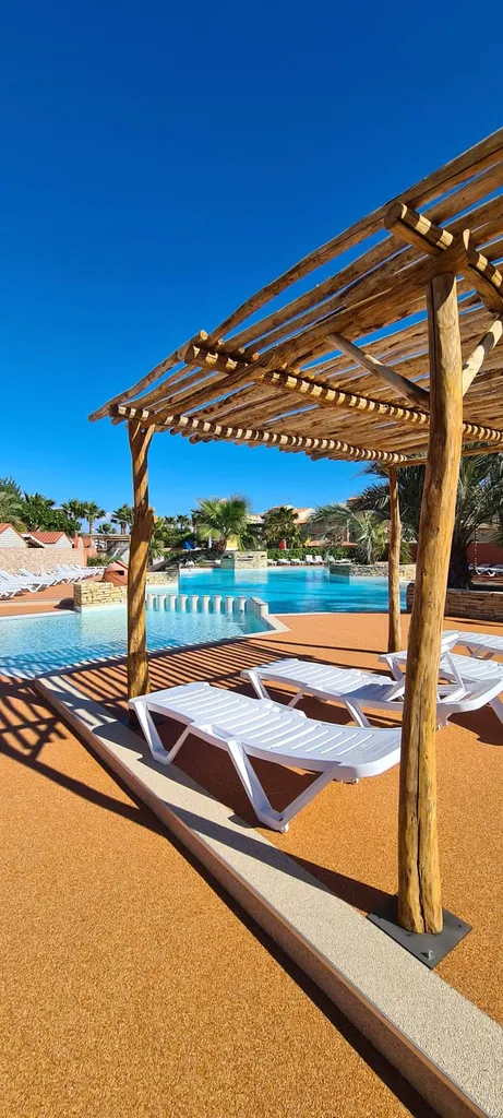 Camping familial 4 étoiles avec piscine chauffée à Vias Plage bord de mer