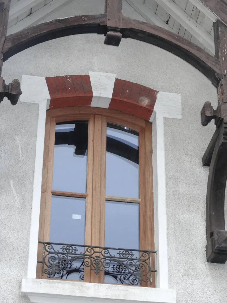 Pose en dépose totale de fenêtre bois exotique en forme à Villefranche-sur-Saône