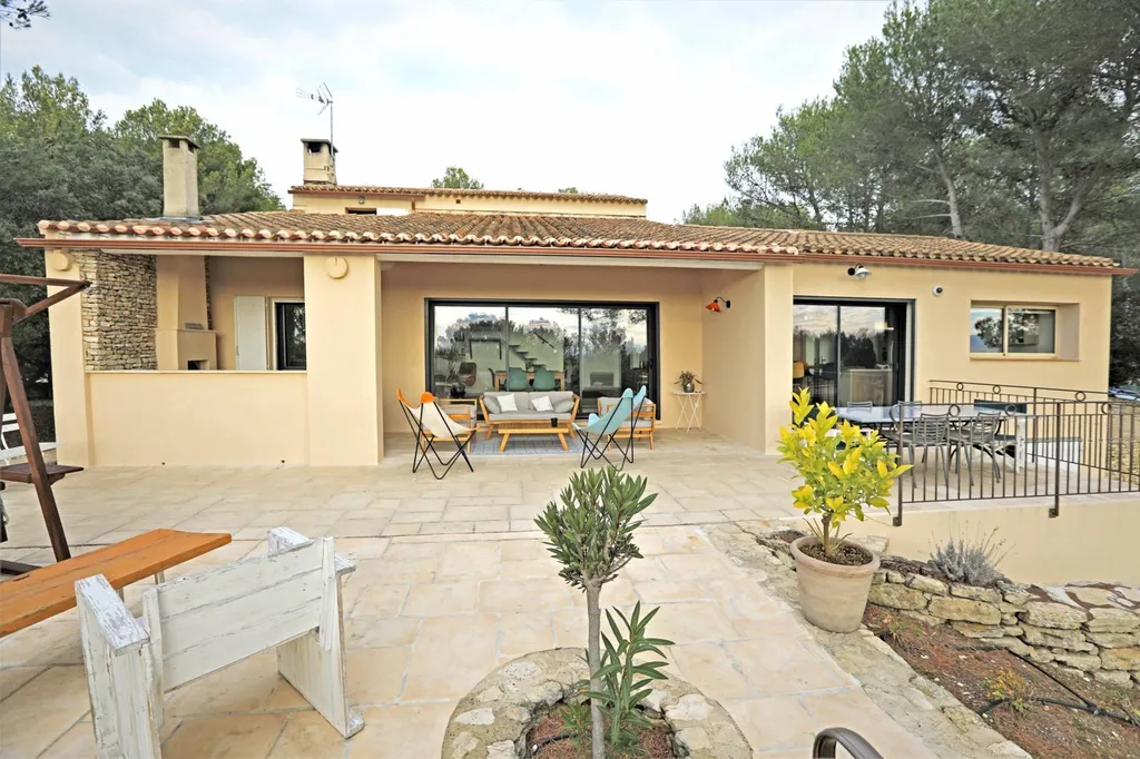Villa avec piscine et vue à quelques pas du Golf de Saumane   