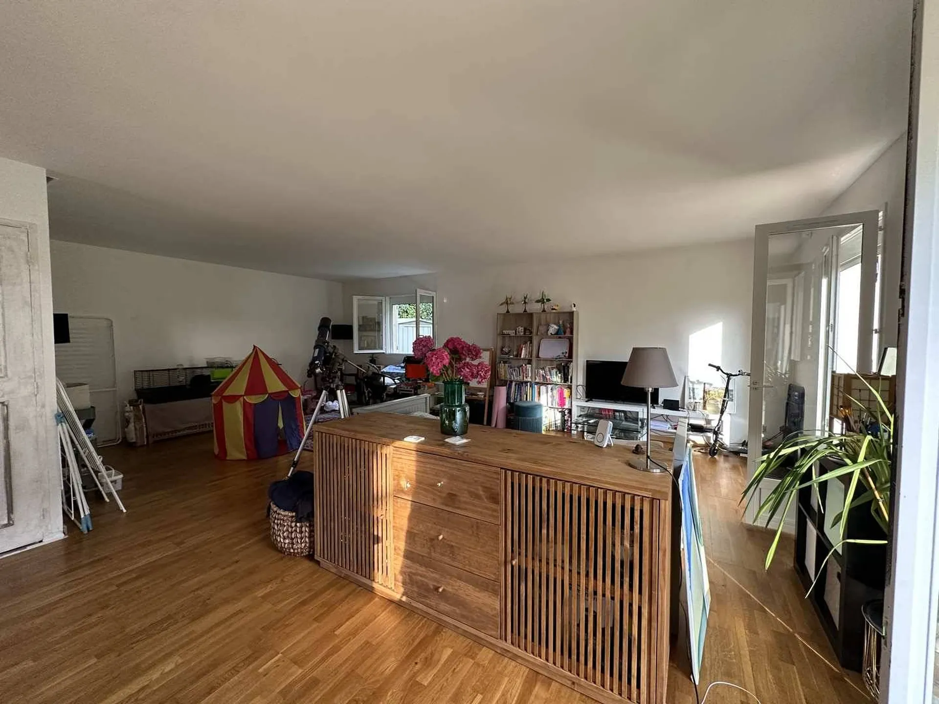 Vends cette maison accueillante avec cuisine équipée et aménagée, espace convivial assuré