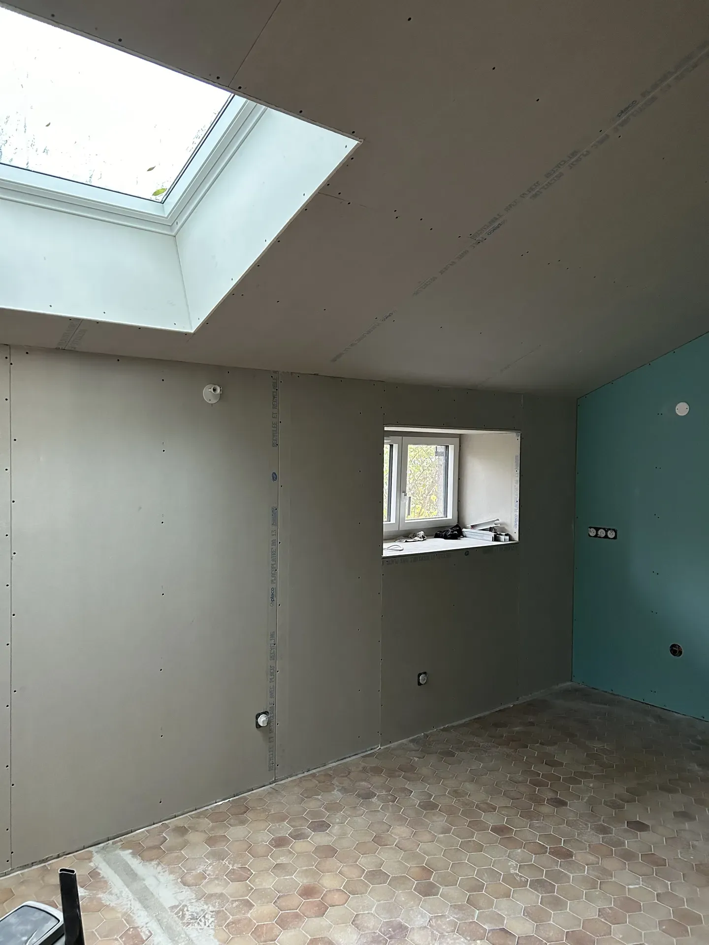 Doublage des murs après isolation thermique intérieure avant travaux de finition dans une maison à Charnay-lès-Mâcon (71)