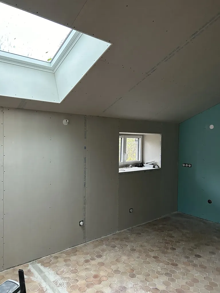 Doublage des murs après isolation thermique intérieure avant travaux de finition dans une maison à Charnay-lès-Mâcon (71)