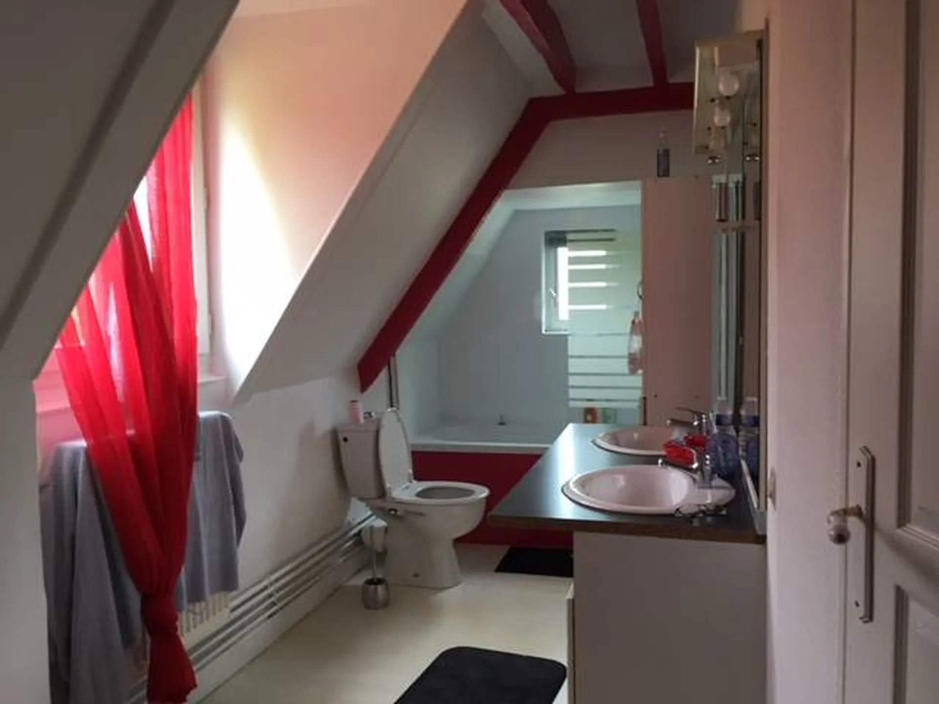 A découvrir, maison de campagne rébovée avec quatre chambre et une salle de bain