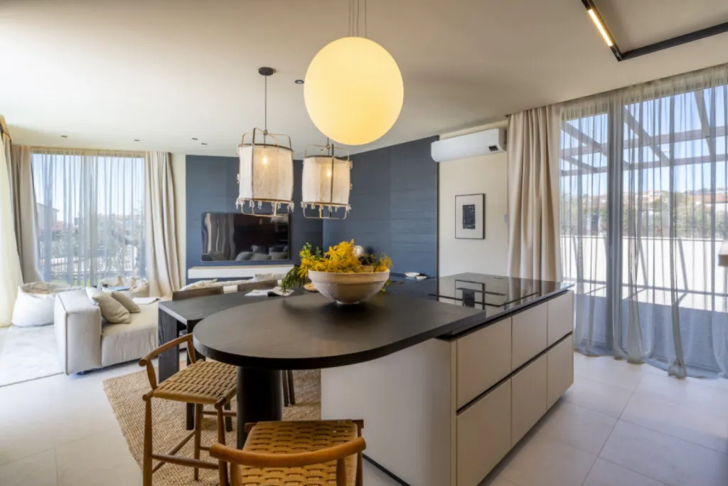 salon séjour villa domotique éclairage ombre intelligent à Saint-Tropez