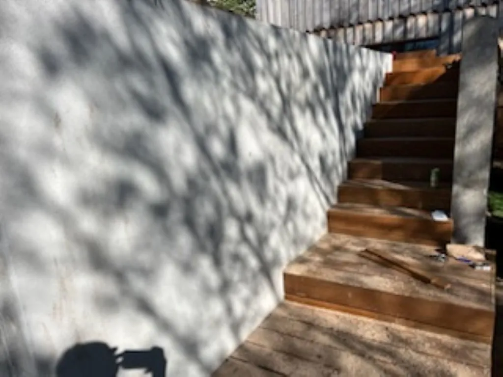 Réalisation d'un mur de soutènement en bloc à bancher et escalier en béton : projet réalisé  au Cap Ferret en Gironde