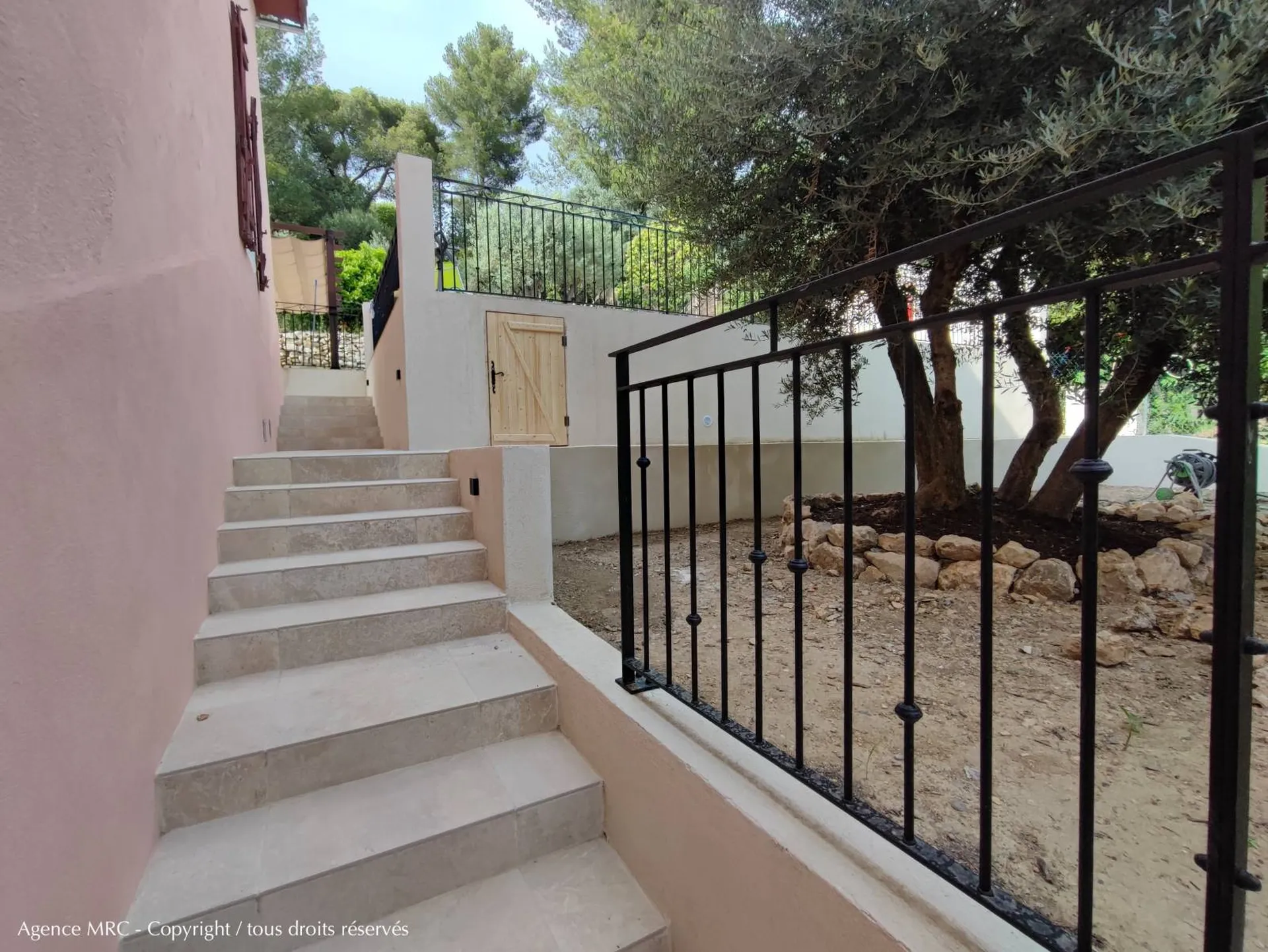 Création d'un jardin avec piscine et terrasses bois a à La penne sur Huveaune : notre mission d'architecte paysagiste 