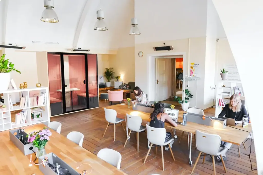 Cabine téléphonique acoustique livrée et installé dans un coworking à Marseille