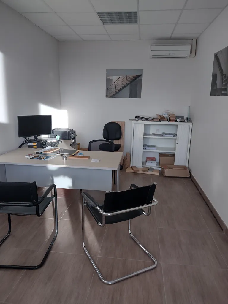 Opportunité exceptionnelle d'investissement : Entrepôt d'activité de 1857 m² avec showroom et bureaux sur un vaste terrain de 7662 m² à Perpignan, Secteur Nord, Pyrénées-Orientales.